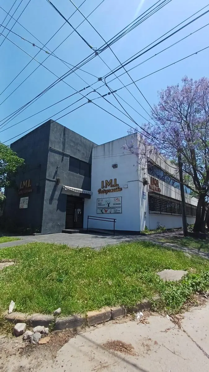 Edificio institucional de esquina — foto 1 de 9